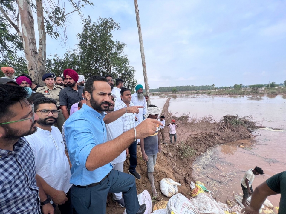 मीत हेयर द्वारा टिवाना और अमलाला में घग्गर नदी का दौरा